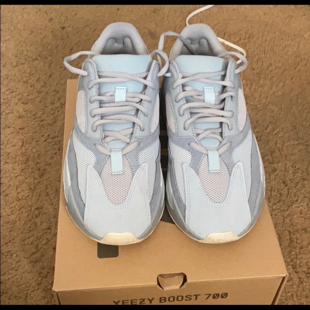 Yeezy 700 - Picture 2 of 5